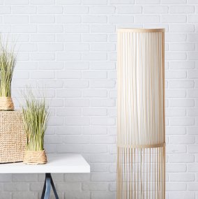 Nori Natur gulvlampe Fra Brilliant - Fremstillet af miljøvenlig bambus og elegant tekstil, skaber det en indbydende og harmonisk atmosfære.