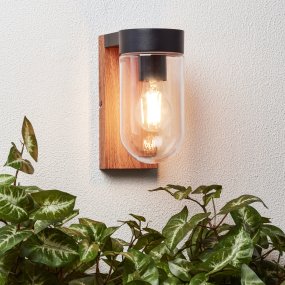 Cabar Mørkt træ udendørslampe Fra Brilliant - Cabar er en udendørs væglampe, der giver perfekt belysning ved indgangs- eller terrassedøren, hvilket øger sikkerheden i mørke.