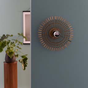 Mendoza Ø33 Guld væglampe Fra Brilliant - Lampen er monteret på væggen og med en udvendig vægdæmper kan lysstyrken justeres for at skabe en hyggelig følelse.