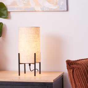 Fairhill 30cm Beige bordlampe Fra Brilliant - Dens højkvalitets tekstil giver et varmt og behageligt lys, mens det klassiske design skaber en følelse af harmoni og komfort.