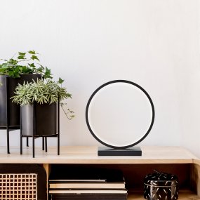 Chaumont 28cm Sort bordlampe Fra Brilliant - Lampen vil v&aelig;re en stilfuld tilf&oslash;jelse til dit hjem og giver et elegant indtryk, uanset hvor du placerer den.