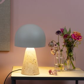 Nalam 30cm Beige bordlampe Fra Brilliant - Nalam bordlampe kombinerer moderne design og naturlig elegance med en stilfuld lampeskærm i beige og en robust fod lavet af ægte travertinsten.