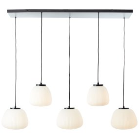 Kaizen 125cm Hvid loftslampe Fra Brilliant - Kaizen pendel med fem lyspunkter er en stilfuld og elegant belysningsløsning i metal og hvidt riflet glas.