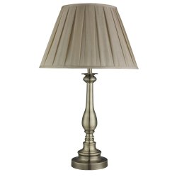 Flemish 62cm Antik messing bordlampe Fra Searchlight - Med en dekorativ metalfod i antik messing og en smuk plisseret sk&aelig;rm i bl&oslash;dt beige stof skaber lampen en varm og indbydende atmosf&aelig;re.
