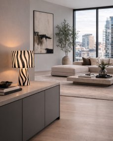 Zany 43cm Sort og hvid Fra By Rydéns - Lampen er lavet af tekstil og metal og har et udtryksfuldt zebram&oslash;nster, der giver rummet et personligt og trendy pr&aelig;g.