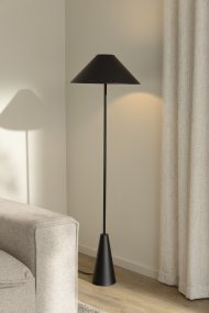 Cannes Sort gulvlampe Fra Globen Lighting - Cannes gulvlampen er baseret på en balance af geometriske former i et minimalistisk og stilfuldt design, der passer ind i mange miljøer.