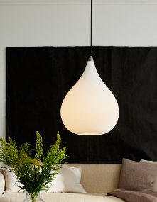 Drops Ø38 Hvid loftslampe Fra Halo Design - Skærmen af mundblæst opalglas skaber en fin lysspredning og i kombination med detaljerne i børstet aluminium bidrager lampen til en behagelig atmosfære i rummet.