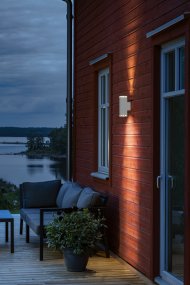 Pollux Hvid udendørslampe Fra Konstsmide - Skab en elegant og moderne belysningsløsning til din facade med denne hvide væglampe, der lyser både op og ned.