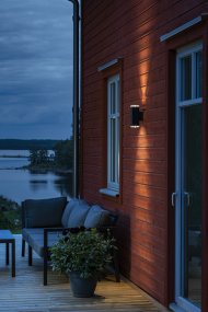 Pollux Sort udendørslampe Fra Konstsmide - Skab en elegant og moderne belysningsl&oslash;sning til din facade med denne sorte v&aelig;glampe, der lyser b&aring;de op og ned.