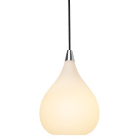 Drops Ø17 Hvid loftslampe Fra Halo Design - Skærmen lavet af mundblæst opalglas skaber en fin lysspredning og i kombination med detaljerne i børstet aluminium bidrager lampen til en hyggelig atmosfære i rummet.