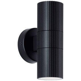 Keola Sort udendørslampe Fra Brilliant - Denne lampe er lavet af slidstærkt metal med en elegant rillet overflade og beskyttelsesglas og giver et stilfuldt udtryk.