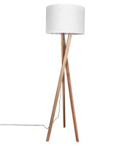 Vega Eg/hvid gulvlampe Fra By Rydéns - Vega er en stilfuld gulvlampe med en imponerende h&oslash;jde p&aring; 160 cm og en ramme i massivt egetr&aelig;.