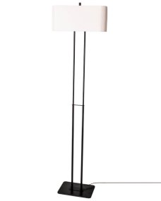Luton Sort gulvlampe Fra By Rydéns - Den sorte metalbase med den lange stander passer perfekt til den rektangul&aelig;re h&oslash;rsk&aelig;rm i hvid.