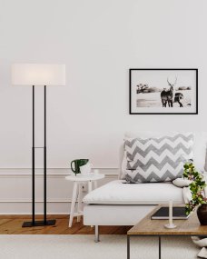 Luton Sort gulvlampe Fra By Rydéns - Den sorte metalbase med den lange stander passer perfekt til den rektangul&aelig;re h&oslash;rsk&aelig;rm i hvid.