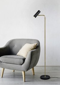 Marley Mat messing gulvlampe Fra Trio Lighting - Den minimalistiske gulvlampe MARLEY med sine rene linjer og elegante design sætter lyset i fokus og skaber atmosfæriske accenter.