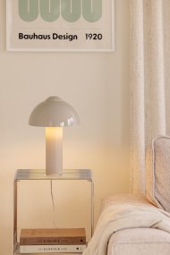 Buddy 36cm Sand Fra Globen Lighting - Buddy har et nedadrettet og behageligt lys.