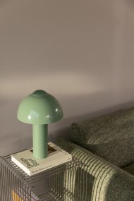 Buddy 36cm Grøn Fra Globen Lighting - Den matte lampebase og -top står i kontrast til en højglansskærm.