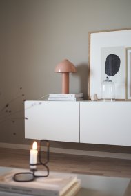 Buddy 36cm Lyserød bordlampe Fra Globen Lighting - Den matte lampebase og -top står i kontrast til en højglansskærm.