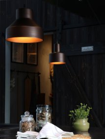 Solo Ø13cm Brun vindueslampe Fra PR Home - Den matte, antikbrune finish giver lampen en varm og eksklusiv karakter, hvilket g&oslash;r den til en stilfuld tilf&oslash;jelse til vinduet eller andre mindre rum.