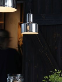 Solo Ø13 Krom vindueslampe Fra PR Home - Den skinnende kromfinish giver lampen en eksklusiv karakter, hvilket g&oslash;r den til en stilfuld tilf&oslash;jelse til vinduet eller andre mindre rum.