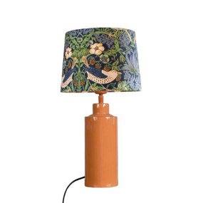 Solo 48cm Orange bordlampe Fra PR Home - Solo lampefod i højglans orange finish er kombineret med en cylinderformet mønstret lampeskærm for et elegant og moderne udtryk.