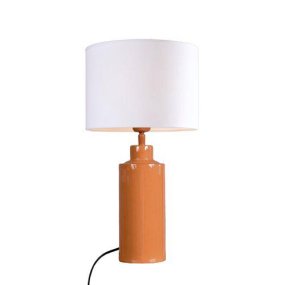 Solo 55cm Orange bordlampe Fra PR Home - Solo lampefod i højglans orange finish kombineres med en cylindrisk hvid lampeskærm for et stilfuldt og moderne udtryk.