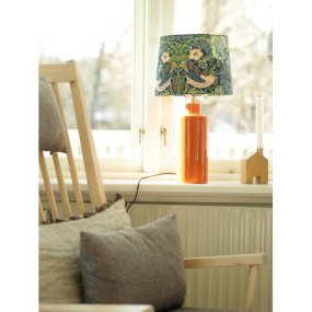 Solo 48cm Orange bordlampe Fra PR Home - Solo lampefod i højglans orange finish er kombineret med en cylinderformet mønstret lampeskærm for et elegant og moderne udtryk.