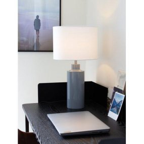 Solo 55cm Blå bordlampe Fra PR Home - Solo lampefod i h&oslash;jglansbl&aring; kombineres med en cylindrisk hvid lampesk&aelig;rm for et stilfuldt og moderne udtryk.