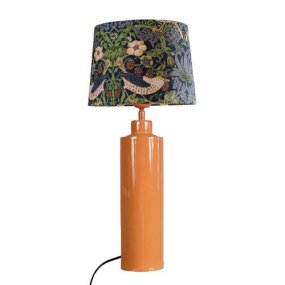 Solo 58cm Orange bordlampe Fra PR Home - Solo lampefod i h&oslash;jglans orange finish er kombineret med en cylinderformet m&oslash;nstret lampesk&aelig;rm for et elegant og moderne udtryk.