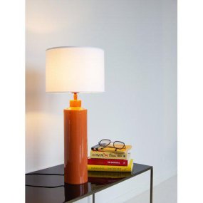 Solo 65cm Orange bordlampe Fra PR Home - Solo lampefod i højglans orange finish kombineres med en cylindrisk hvid lampeskærm for et stilfuldt og moderne udtryk.