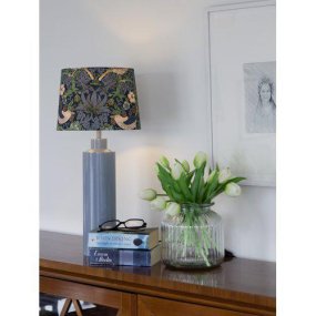 Solo 58cm Blå bordlampe Fra PR Home - Solo lampefod i en højglansblå farve er kombineret med en cylinderformet mønstret lampeskærm for et elegant og moderne udtryk.