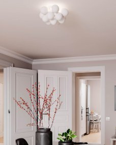 Gross Ø30 Hvid plafond Fra By Rydéns - Gross plafond er en dekorativ loftslampe, der best&aring;r af 12 klare glaskugler, hver med en diameter p&aring; 8 cm.