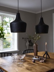 Ribble Ø25 Sort Fra PR Home - Ribble loftslampe i metal med et hamret dekorativt m&oslash;nster.