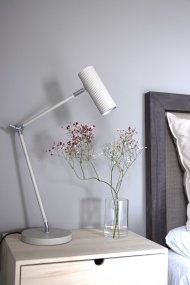 Hubble Read 45cm Beige skrivebordslampe Fra Globen Lighting - Lampen er lavet af matlakeret stål/aluminium og har en 200 cm lang tekstilledning med afbryder og stik.