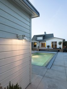 Vega Varmgalvaniseret udendørslampe Fra Konstsmide - Den brede skærm og den klare glaskuppel spreder et behageligt og rettet lys, som gør lampen perfekt til entre og terrasser.