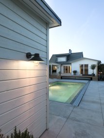 Vega Sort udendørslampe Fra Konstsmide - Den brede skærm og den klare glaskuppel spreder et behageligt og rettet lys, som gør lampen perfekt til entre og terrasser.