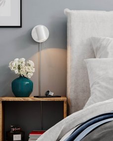 Correct Hvid læselampe Fra By Rydéns - Correct v&aelig;glampe er en stilfuld og minimalistisk v&aelig;glampe med et justerbart lampehoved, hvor du nemt kan tilpasse din lysstyrke.