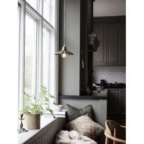 Ester Ø24 Mørkegrøn vindueslampe Fra PR Home - Ester vindueslampe i metal med en emaljefinish, der imiterer marmor.