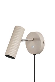 Hubble Beige læselampe Fra Globen Lighting - Hubble er en moderne v&aelig;glampe med en r&oslash;rformet, enkelt, ribbet metalsk&aelig;rm.