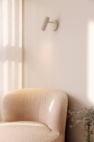 Hubble Beige læselampe Fra Globen Lighting - Hubble er en moderne v&aelig;glampe med en r&oslash;rformet, enkelt, ribbet metalsk&aelig;rm.