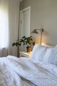 Cannes 30cm Beige læselampe Fra Globen Lighting - Skærmen giver et nedadrettet, blødt og behageligt lys og kan vinkles både i højden og sidelæns.