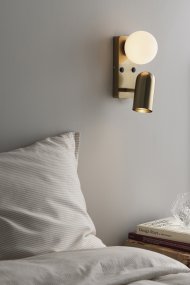 Doppio 25cm Messing læselampe Fra Globen Lighting - Doppio er en alsidig metalvæglampe med en elegant børstet messingfinish og en hvid glasskærm.