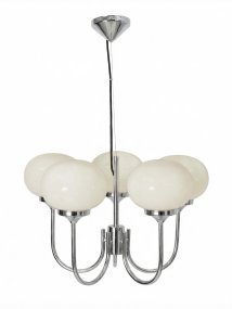 Elsy 5 Ø56 Krom Fra PR Home - Lampen har fem opadrettede arme med hvide glassk&aelig;rme, der spreder et bl&oslash;dt og behageligt sk&aelig;r og skaber en hyggelig atmosf&aelig;re i for eksempel en stue eller spisestue.