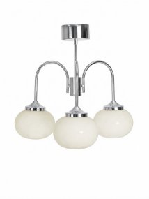Elsy Ø52 Krom plafond Fra PR Home - Lampen har tre nedadrettede arme med hvide glaskupler, der spreder et bl&oslash;dt og behageligt sk&aelig;r og skaber en hyggelig atmosf&aelig;re i f.