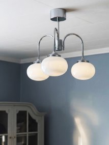 Elsy Ø52 Krom plafond Fra PR Home - Lampen har tre nedadrettede arme med hvide glaskupler, der spreder et bl&oslash;dt og behageligt sk&aelig;r og skaber en hyggelig atmosf&aelig;re i f.