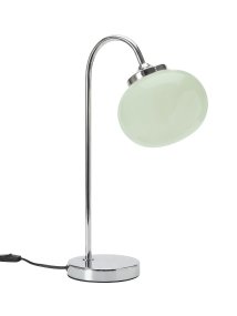 Elsy 50cm Grøn bordlampe Fra PR Home - Den h&aring;ndlavede glassk&aelig;rm i en bl&oslash;d salviegr&oslash;n farve giver hver lampe en unik karakter, mens de forkromede metaldetaljer skaber en stilfuld og tidl&oslash;s helhed.