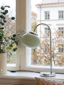 Elsy 50cm Grøn bordlampe Fra PR Home - Den h&aring;ndlavede glassk&aelig;rm i en bl&oslash;d salviegr&oslash;n farve giver hver lampe en unik karakter, mens de forkromede metaldetaljer skaber en stilfuld og tidl&oslash;s helhed.