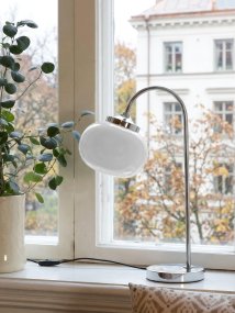 Elsy 50cm Hvid bordlampe Fra PR Home - Den h&aring;ndlavede glassk&aelig;rm i en bl&oslash;d hvid sk&aelig;rm giver hver lampe en unik karakter, mens de forkromede metaldetaljer skaber en stilfuld og tidl&oslash;s helhed.