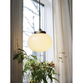 Elsy Ø18 Messing vindueslampe Fra PR Home - Fremstillet af metal med en messingfinish og en cremefarvet glaskuppel.