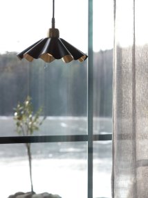 Aira Ø25 Sort Fra PR Home - Aira vindueslampen er perfekt til dem, der &oslash;nsker at skabe et sammenh&aelig;ngende og eksklusivt udtryk i deres hjem, fra stue og sovev&aelig;relse til entre og hjemmekontor.